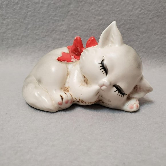 Vintage Lefton Kitty Cat Salt or Pepper Shaker, Sleeping Kitten Figurine, 1960s - Picture 1 of 7
